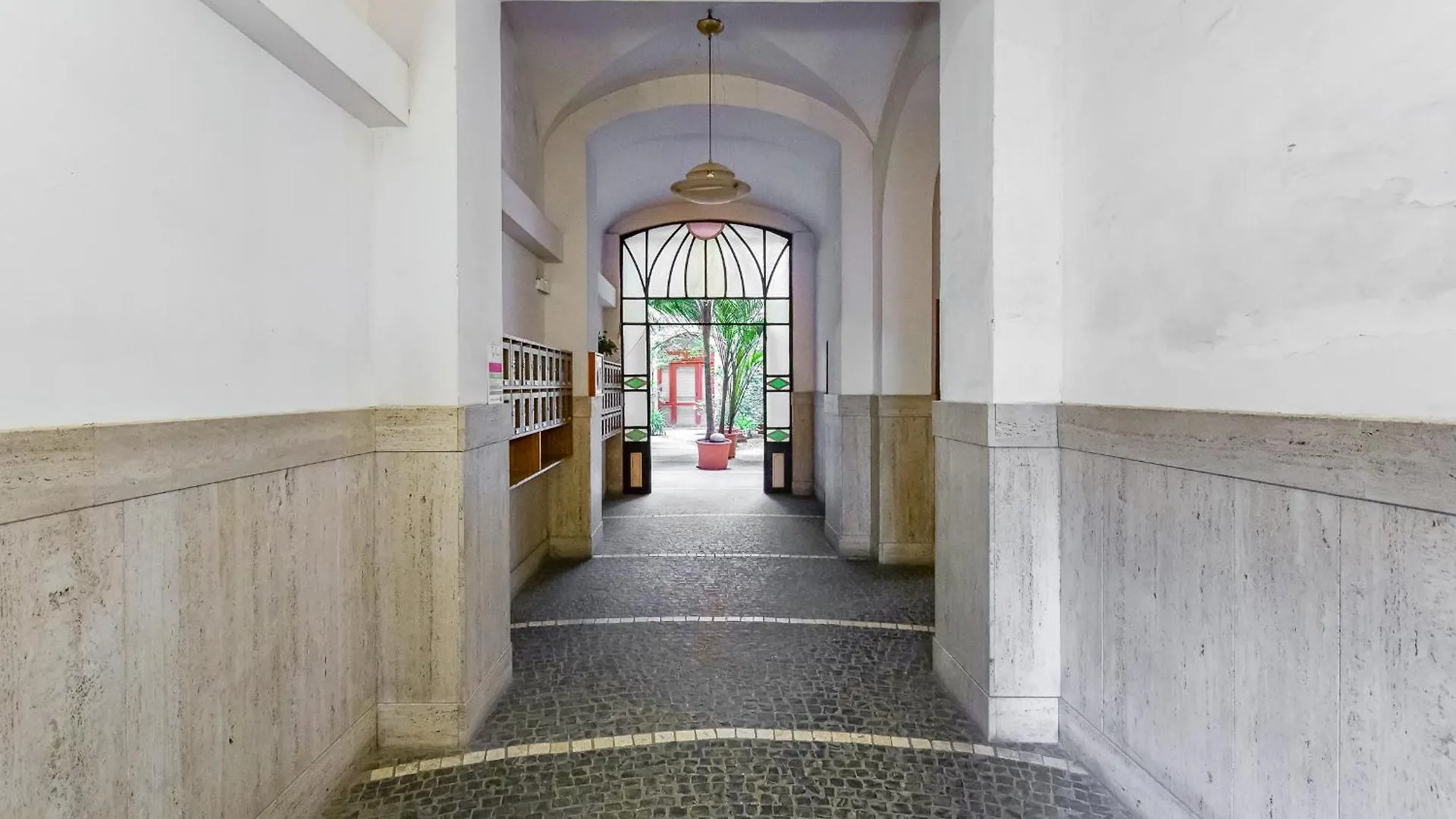 Salotto Trastevere Rom 0*,  Italien